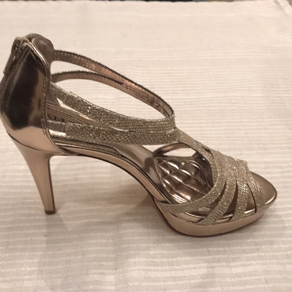 👠 Stunning Alfani  Sparkly Gold Heels 6.5m EUC 👠 - Picture 2 of 8